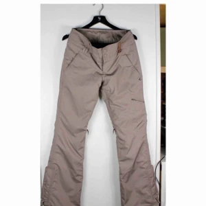  - Snowboard/Skidbyxa från märket Holden,  använda ett fåtal ggr. Väldigt fint skick! Storlek Small, 100% recycled polyester, kardborre i midjan, lite smalare vid knäna, fina  läderdetaljer, ventilation med dragkedja på insidan av benet.