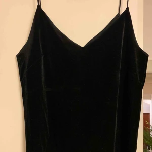  - Topp ifrån Gina tricot.  Svart sammet.  Tunna axelband, urringad  Säljer pga, använder inte längre 