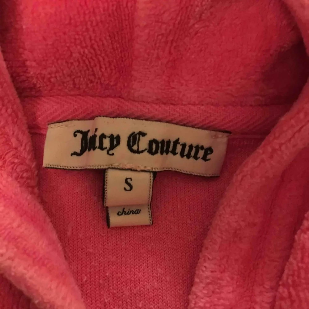 En rosa huvtröja/hoodie från Juicy Couture med dragkedja och glittrigt tryck i bak. I storlek S! Använd några gånger men är i FINT SKICK - trycket och glittret är kvar osv.. Hoodies.