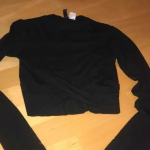  - En magtröja ifrån h&m med mycket fint skick, använd ca. 3 gånger