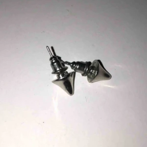  - Örhängen med silver nitar. Nästintill oanvända. Köparen betalar frakten.