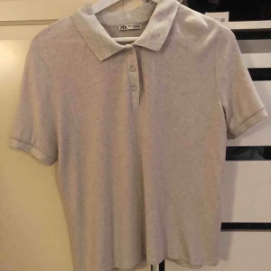  - Skitfin topp från zara i Kashmirliknande material, helt oanvänd så är i nyskick. Strl XL men är väldigt liten så skulle mer säga M  Frakten ingår i priset!⚡️