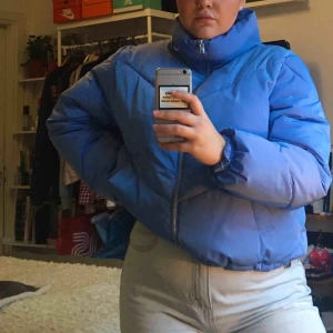  - En boxig, vadderad jacka. Jackan har ståkrage samt dragkedja fram. Sidfickor. Elastisk dragsko i nederkant. Från H&M nypris 399kr. Använd fåtal gånger. Pris kan diskuteras, fraktar.