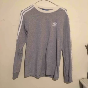  - Adidas grå stl. 34-36