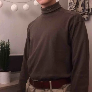  - Grön polotröja från Nike. Säljer den då den är lite för kort för min längd enligt mig, är lite mer än 180. Förra ägaren har croppat den relativt lång så den fungerar absolut att ha instoppad så som jag har den:)