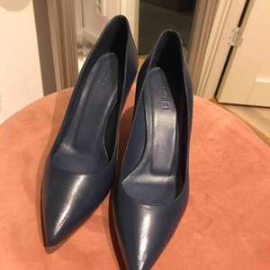 Gucci skor , mörk blå oanvända , str 39, säljs på grund av storleken 