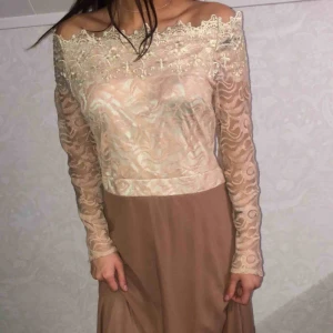  - Lång klänning. För stor för mig därför säljer jag den! 