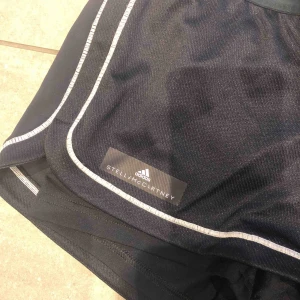  - Helt oanvända träningsshorts från adidas Stella mcartney köptes för 399. Marinblå 