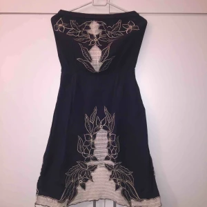  - Off Shoulder dress. Köpt i USA för ett år gammal. Den är i bra skick. Sälj den på grund av ligger i garderob. Använd den 3 gånger.  