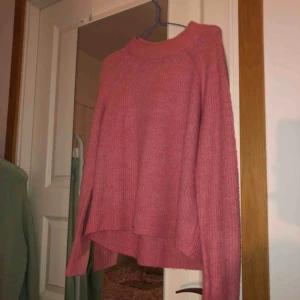  - Jättegullig, stickad, rosa tröja från hm. Denna är använd ett fåtal gånger. Materialet är skönt, inte stickigt.💖💖Hör av er om ni har frågor<3