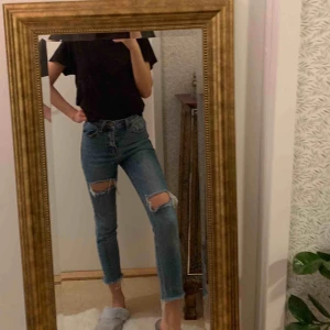  - Knappast använda jeans, bra skick! Passar xs-s. Frakt tillkommer :)