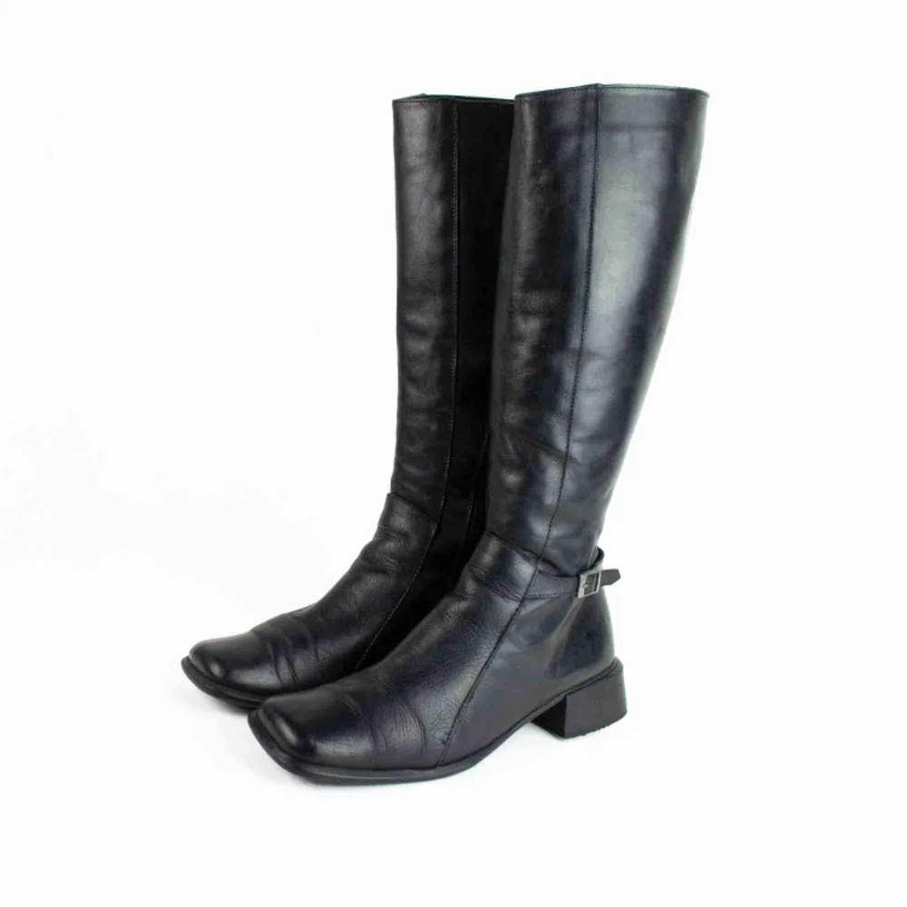 Vintage 90s 00s Y2K leather block heel square toe knee high boots in black Some signs of wear  Label: 38, feels true to size, judged by a person with size 38 Free shipping! Read the full description at our website majorunit.com No returns. Skor.