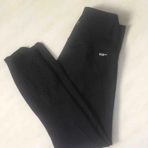  - Svarta träningsthights från soc i storlek 34. Hög midja. Har en litet märke på ena knät, men det syns inte så mycket. Skriv gärna om du har frågor 😊