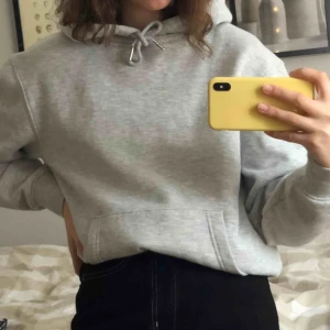  - Hoodie från topshop, superfin och mysig. Kan mötas upp i uppsala eller stockholm men annars står köparen för frakt<3