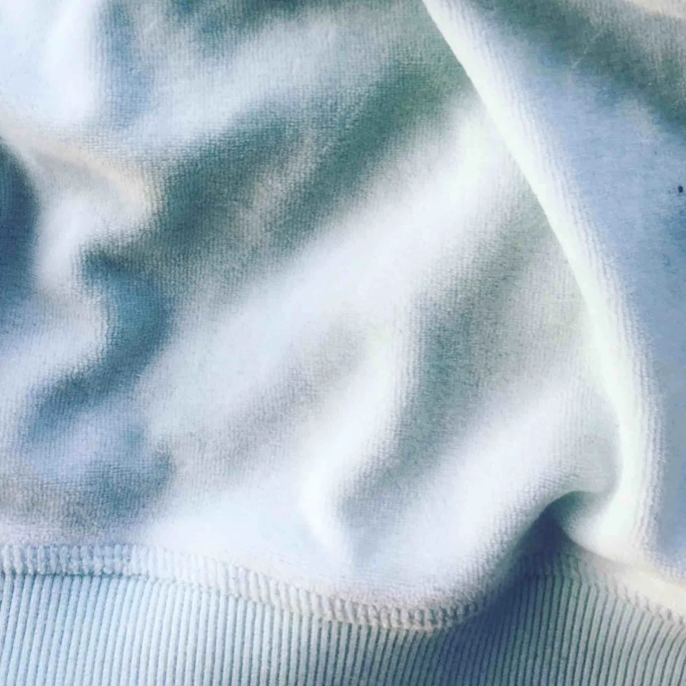 En ljusblå, turkosaktig hoodie från warp. Har några pyttesmå fläckar som syns på bild 2. Frakt tillkommer😊. Hoodies.