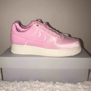  - Helt oanvända air force 1s, original pris 1400 💞 Fett snygga, men fel storlek för mig tyvärr