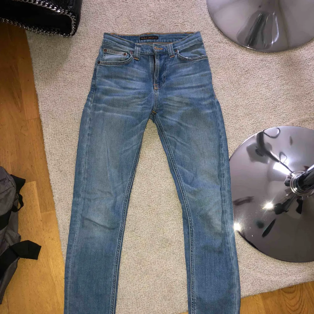 Säljer nu mina älskade sjukt snygga nudie jeans, pågrund av att dom blivit lite försmå, jag har i vanligt fall storlek 28 i jeans får på mig dom men lite små!. Jeans & Byxor.