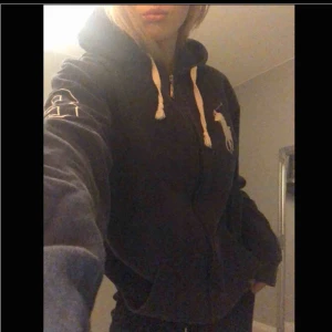  - Super snygg oversize hoodie från Ralf lauren som inte kommer till någon användning längre. Storlek M, fraktar men köparen står för frakt🥰