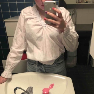  - Säljer min super fina tröja från nakd. Köpt i somras pch inte alls använd så mycket, så bra skick! Säljer pga att den inte är min stil längre❤️