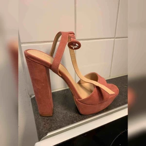  - HELT NYA OCH OANVÄNDA!! Rosa klacksko med bred och stabil klack. Storlek 39 men passar även mig som egentligen har 38. Spänne runt smalbenet