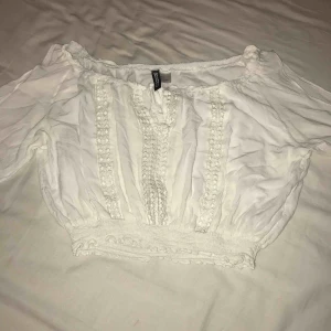  - vit topp från hm med små dekorationer 