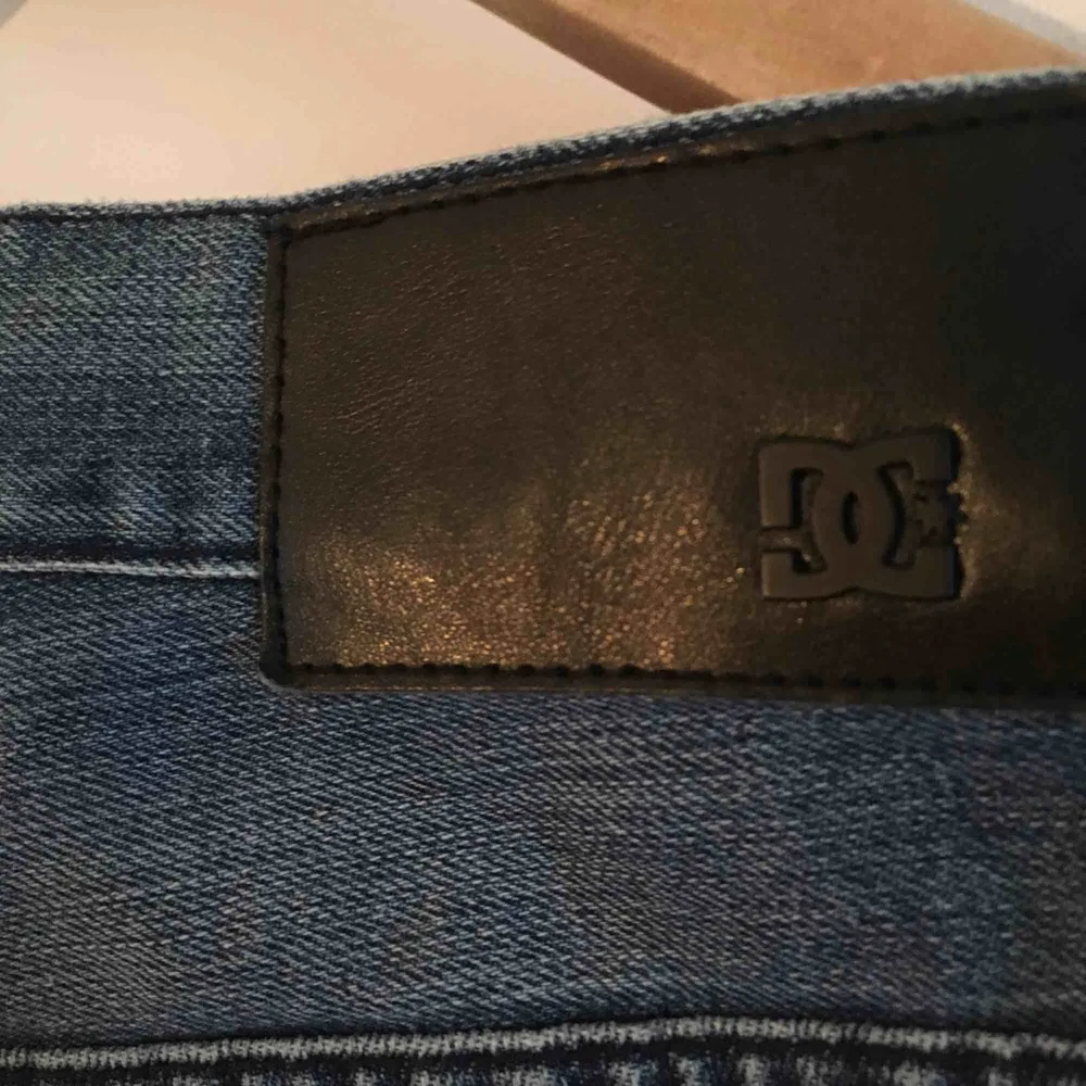 Regular fit- Jeans från DC strlk 36 Köpta för inte så längesen och använda ett fåtal ggr. Finns för upphämtning i Örebro, kan även skickas där mottagaren står för frakt . Jeans & Byxor.