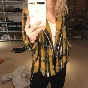  - Assnygg rutig jacka. Perfekt till våren eller vintern med någonting under.👌🏻👌🏻