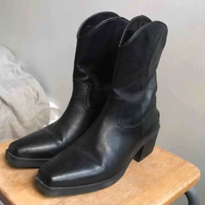  - Vagabonds stövlar, ”Simone” storlek 36. Använt endast fåtal gånger så i fint skick. Inköpta för 1600 kr i somras. Kan mötas upp i Sthlm annars står köparen för frakt 😌 