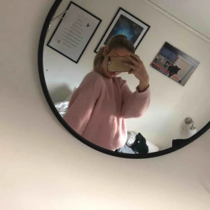  - Jättefin lurvig tröja som är köpt här på plick! Passar större också beroende på hur man vill ha passformen. Vet inte vilket märke tröjan har då den inte har nån lapp.