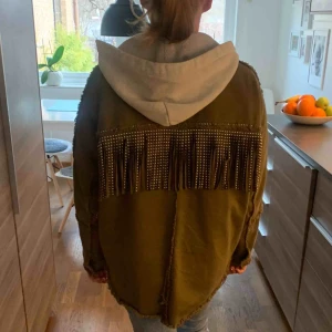  - Skit snygg jacka från Zara, storlek M men passar bra för mig o dom som även är xs/s. Använd några gånger men ser helt ny ut! Fransar både bak och fram med små liknande nitar