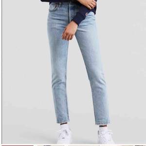 Snygga Levi’s jeans 501 i färgen Lovefool. Bara använda ett fåtal gånger så de är i bra skick! Säljer då de inte passar mig. Nypris: 1100 kr. Frakt tillkommer
