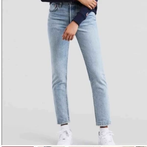  - Snygga Levi’s jeans 501 i färgen Lovefool. Bara använda ett fåtal gånger så de är i bra skick! Säljer då de inte passar mig. Nypris: 1100 kr. Frakt tillkommer