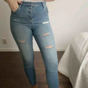  - Boyfriend-jeans från Crocker Jeans. Jag är en 27/30 och har använt dessa som tighta jeans så funkar bra som båda✨