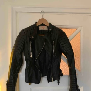  - Den populära skinnjackan från chiquelle i strl xs, 200kr+ frakt eller 200kr och mötas i Stockholm.