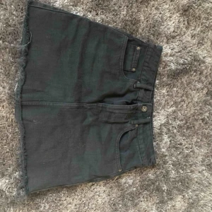  - Fin svart kjol, parfekt till sommaren. Köparen står för frakt