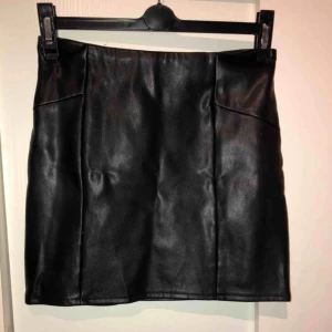  - Skinnkjol från BikBok. Dragkedja på höften av kjolen.  Frakt ingår inte.