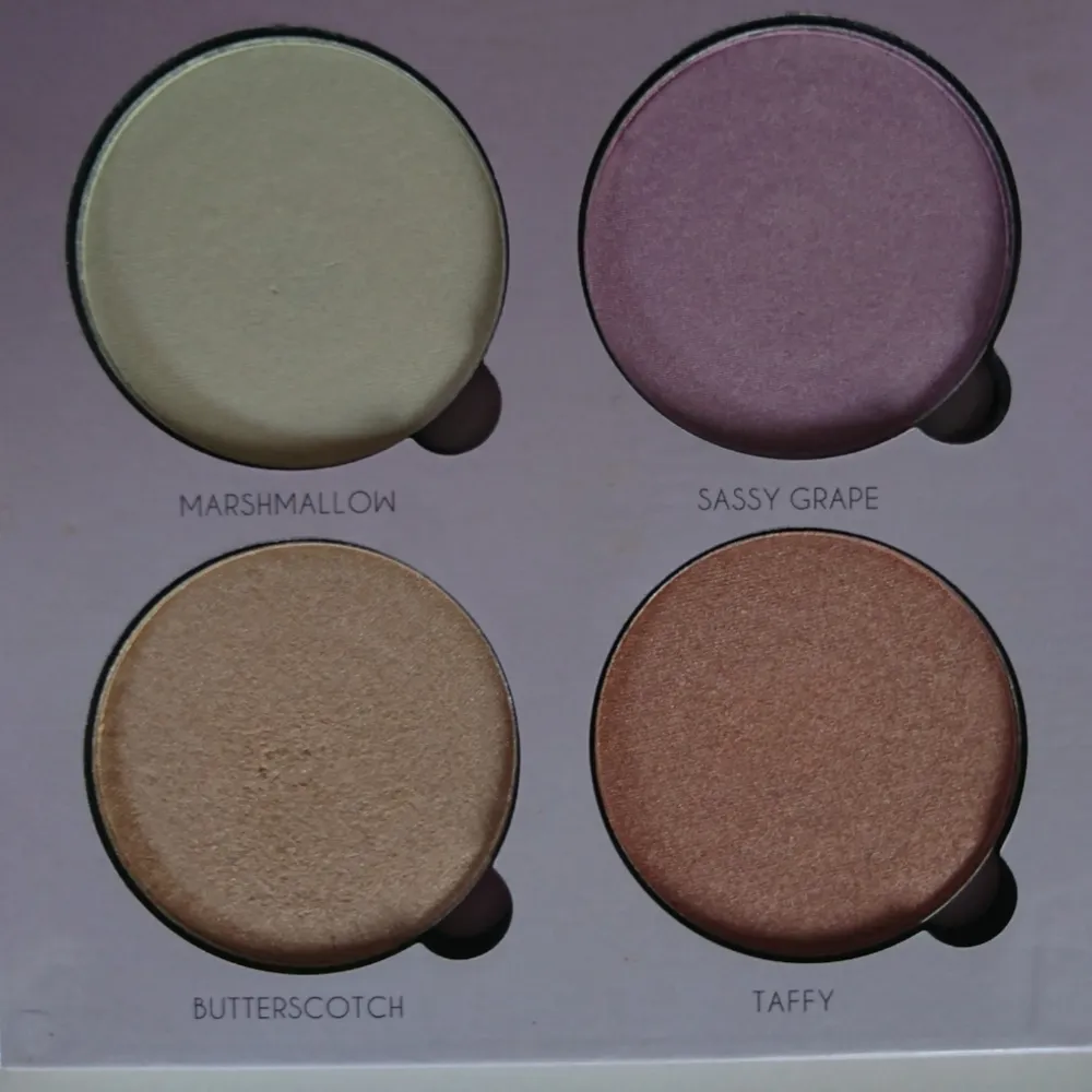 Anastasia Beverly Hills sweets glow kit Anastasia Beverly Hills Glow sweets kiss  Skick: lite använd  A collection of four metallic powder highlighters for intense luminosity. Layer shades of Anastasia Beverly Hills Glow Kit or apply separately on face and body for a radiant glow. Ideal for use with Brush A23. Mix with Hydrating Oil for a body glow.   Four shades for highlighting eyes, face and body Buildable metallic-lustre formula Can be applied wet or dry   SHADE DESCRIPTIONS - Marshmallow: White pearl Gumdrop: Duo chrome pink lilac Starburst: Icy pink Butterscotch: Honey gold. Accessoarer.