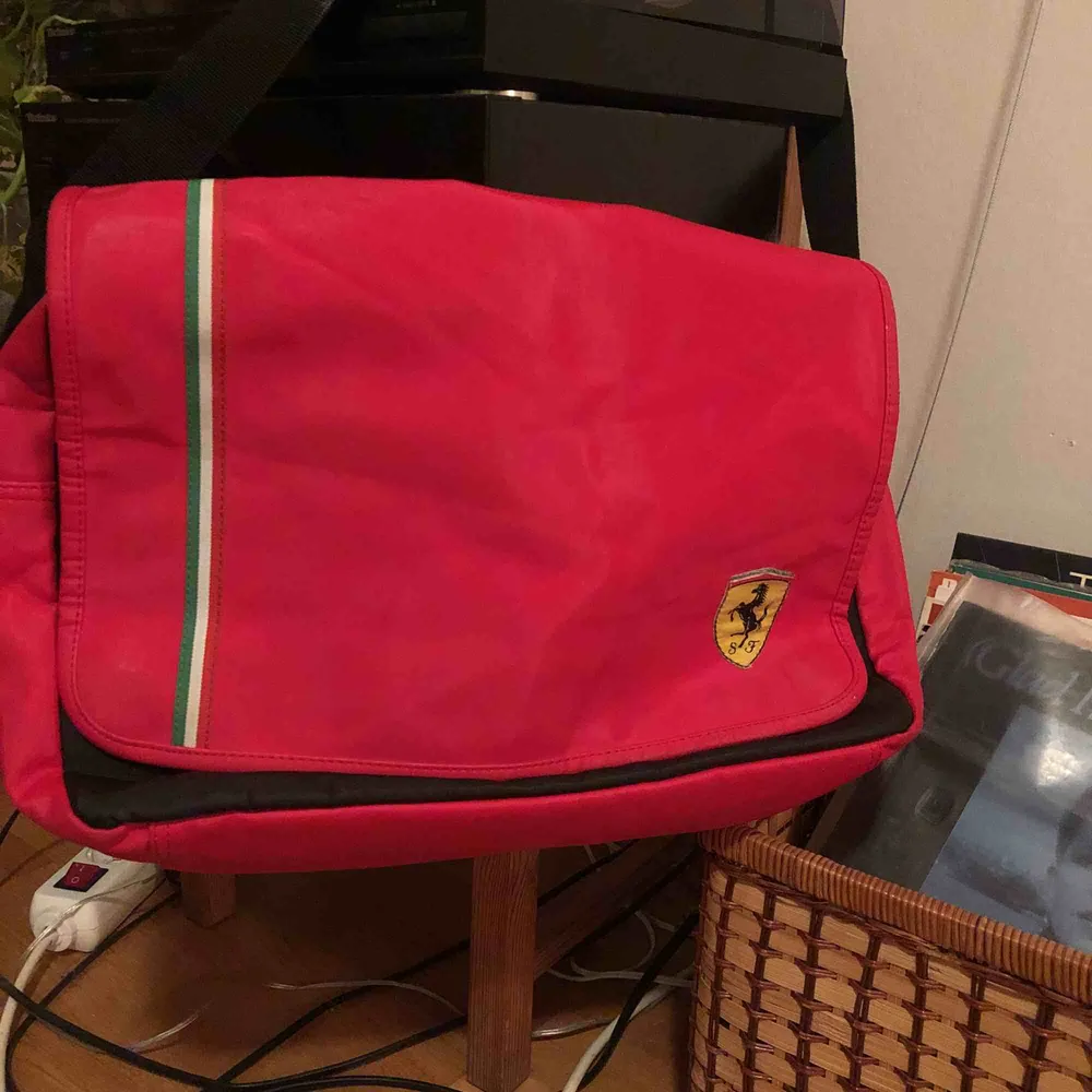 Snygg äkta Ferrari väska som förtjänar en mycket coolare ägare som faktiskt använder den. Den är aldrig använd. Väskan har 1 datorfack och 2 andra stora fack och 1 litet fack där man kan ha pennor och  suddgummin. Vid snabb affär kan priset sänkas👍. Väskor.