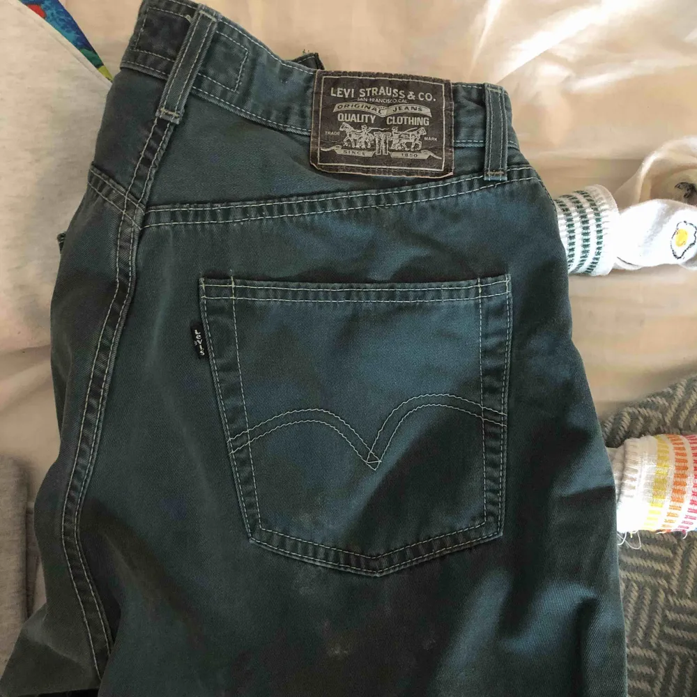 coola levis jeans i en blågrön färg, sitter lite baggy på, jag har S o kan använda dom med skärp så sitter nog perfekt på en M!  💞🌈❤️. Jeans & Byxor.