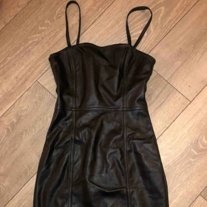  - läder klänning