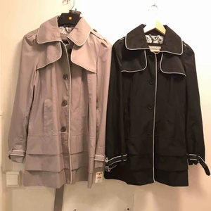  - Helt Nya Trenchcoat märke: GUESS  Färg grå stl M = 38 Färg svart S = 36  Ordinarie pris 250$ 