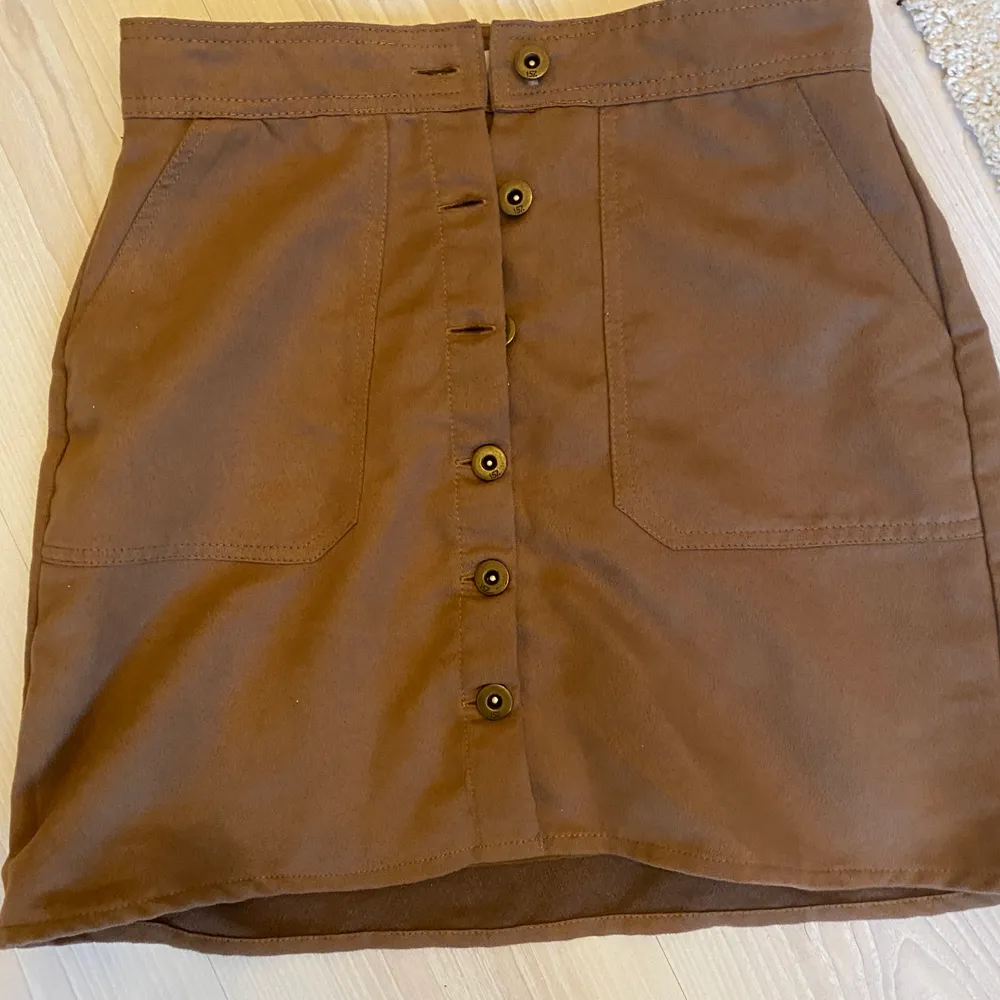 Beige kjol i mocka-imitation från lager 157, knappt använd pga. för liten men superfin! . Kjolar.
