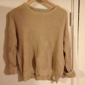  - Beige tjocktröja från American Apparel, små slitage men fin ändå. 