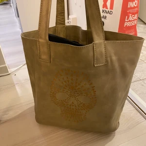 Skinnväska - Supersnygg och rymlig skinnväska i äkta skinn med döskalleprint på!