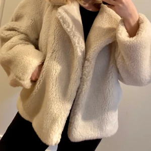 Vit fuskpäls jacka  - En kort och puffig fuskpälsjacka från hm. Storlek xs men stor i storleken så passar S och M också. Använd 1 gång 