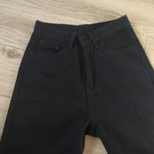 Svarta jeans - Jag köpte dessa online men de var alldeles för stora. Har inte använt sedan jag provade på dem. När jag köpte dem kostade de 499.