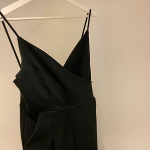 Byxdress BikBok - Byxdress med relativt korta ben, svart ifrån BikBok. Bra material och hyfsat tjockt material.