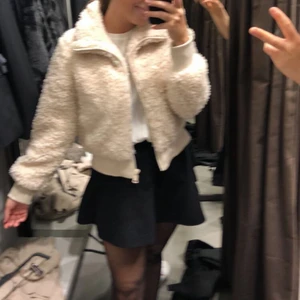 Fluffig jacka ifrån zara  - Vit / beige jacka ifrån zara 2018 ☀️☀️ superfin och passar bra till höst vinter vår. Den är använd så den är lite gråare nu trots tvättar men väääldigt mysig. Storlek S