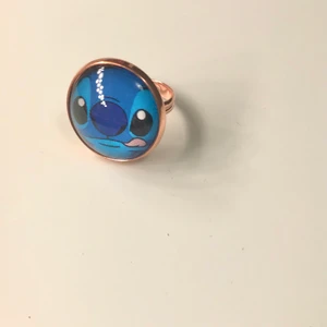 Roséring med motiv under glas - 💙Ring med motiv💙 (roséguld, reglerbar) skriv vilket motiv du vill ha av de som finns på andra bilden✨ Stitch och den färgglada ser pixliga ut på bild två men blev bara så på bilden, i verkligheten är de bra kvalitet!💞💞