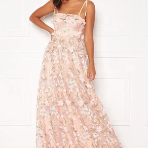 Balklänning festklänning st 36 - Helt ny. Nypris 3500kr